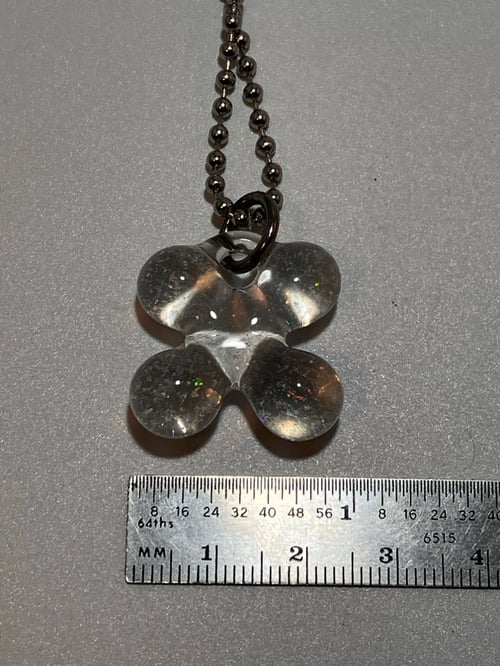 Image of crushed opal clover 