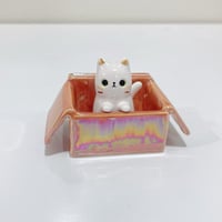 Image 1 of Picture holder white cat in the box ceramic keepsake (rainbow effect)