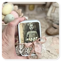 Image 3 of A Petite snippet sample french lace book in a tiny tin.