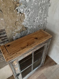 Image 2 of La jolie vitrine patinée