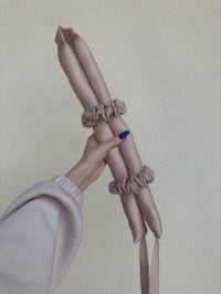 Image 2 of WAŁEK DO KRĘCENIA WŁOSÓW + SCRUNCHIES CHAMPAGNE