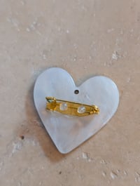 Image 2 of Broche coeur blanc léopard 