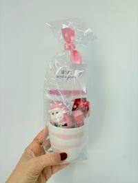 Image 1 of Le Sachet Cadeau tasse à expresso, bracelet et gourmandises rose