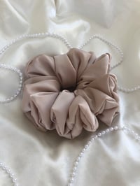 Image 1 of SCRUNCHIE OVERSIZED CHAMPAGNE/SZAMPAN