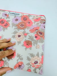 Image 2 of Pochette grand format LA SPACIEUSE Liberty Madeleine corail fluo