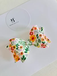 Pretty floral bow 