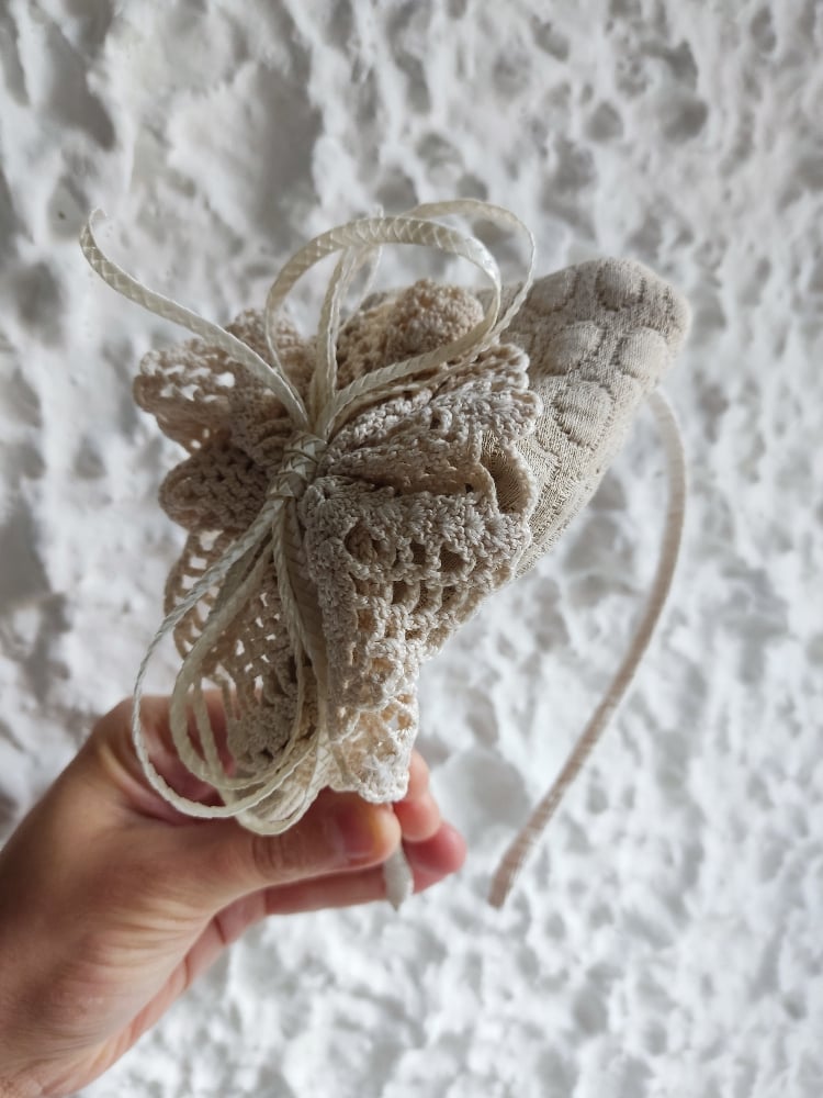 Image of Cerchietto uncinetto e fiocco avorio 