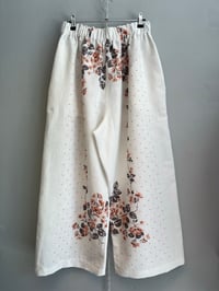 Image 6 of Oversize pants with flowerprintet   (xs-xxl)