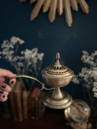 Image 2 of Encensoir à main, en laiton massif, milieu XXème siècle 