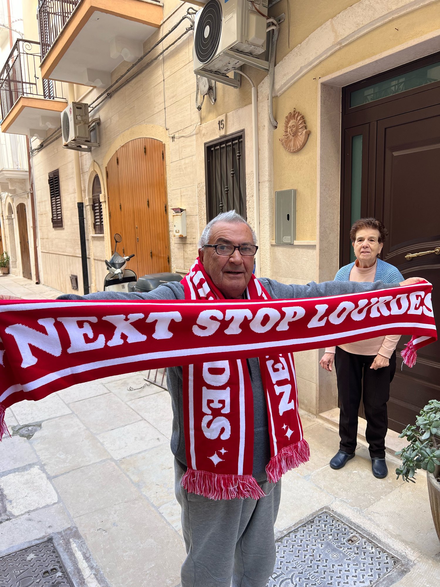 Image of Lourdes. La sciarpa