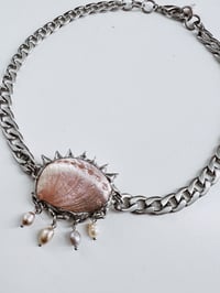 Image 2 of Pink Médusa – Collier soudé à l’étain en coquillage et perles
