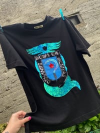 Image 5 of Camiseta bordada a man. DENANTES MORTAS QUE ESCRAVAS negra. Talla S/M OVERSIZE
