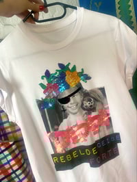 Image 2 of Camiseta bordada a man. PIPPI letras rosas. Corte oversize. *Feita por encarga.