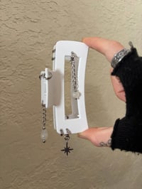 Image 2 of FIERCE CLAW CLIP (style k)