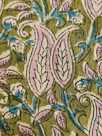 Image 4 of Namaste fabric vert lys roses