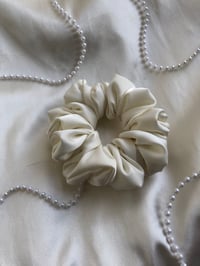 Image 7 of SCRUNCHIES OVERSIZED & STANDARD CREAM/KREM