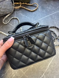 Image 4 of Handle vanity case 