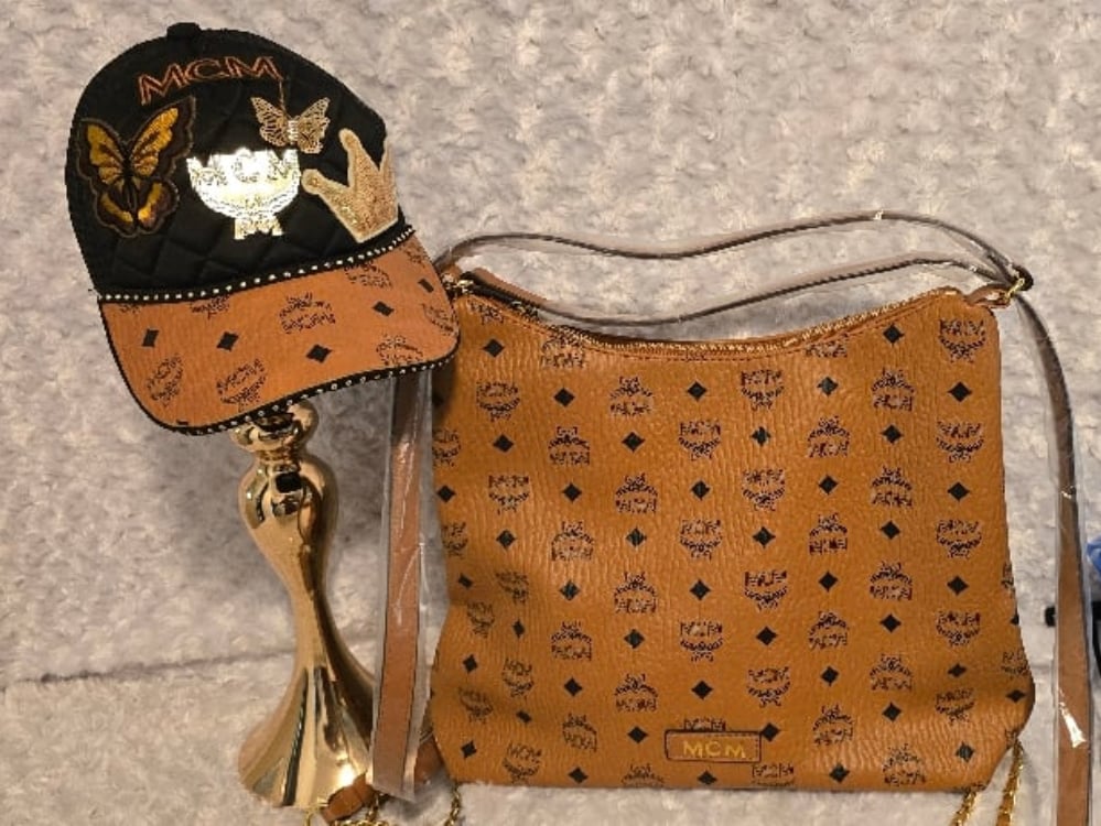 Image of Large Mackin cutie Tote w hat