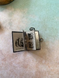 Image 2 of Livre miniature, pendentif souvenir Art Nouveau 1920, plaqué argent poinçon carré. 