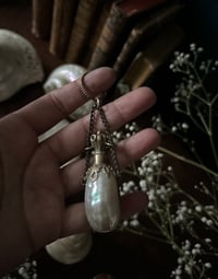 Image 2 of Magnifique fiole en nacre et laiton, XIXème siècle