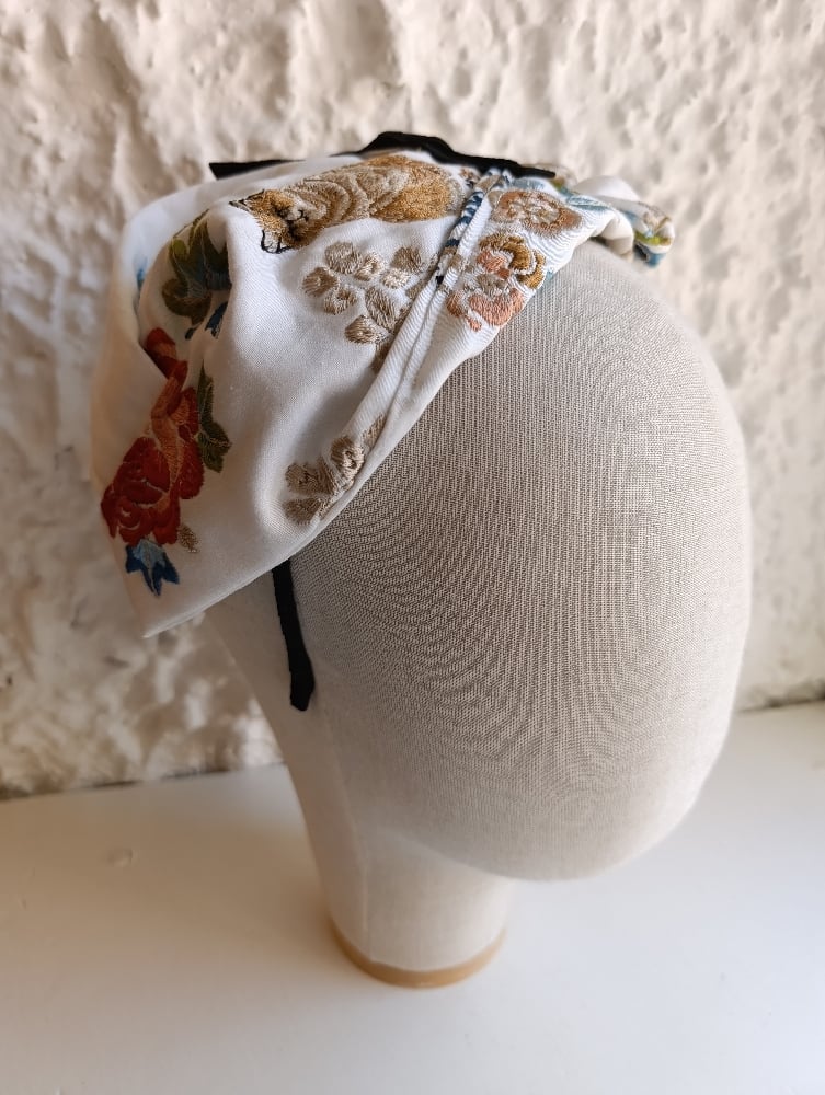Image of Fascinator ricamato con gatto bianco/nero