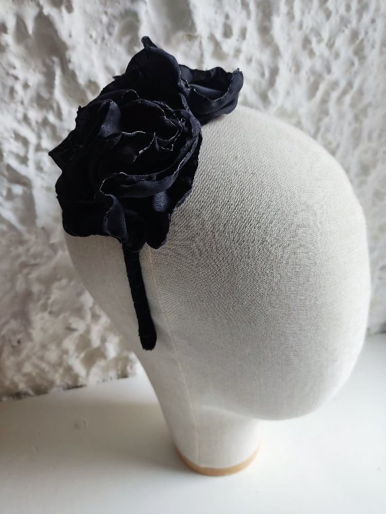 Image of Cerchietto floreale nero con perline 