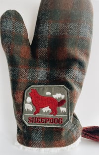 Image 1 of sheepdog oven mitt