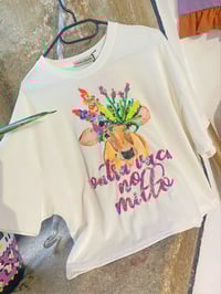 Image 3 of Camiseta bordada a man. OUTRA VACA NO MILLO. Corte SUPER OVERSIzE. Talla única. 