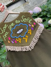 Image 5 of Chaleco feito e bordado a man. CHOVE PRA QUE EU SOÑE. Talla única!