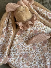 Image 2 of DOUDOU ENVELOPPANT MINI FLEURI PASTEL