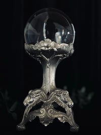 Image 5 of Magnifique boule de cristal de 13cm de diamètre et son support en régule argenté, début 1900