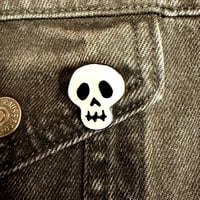 Image 1 of Skull Pin 1”/25mm (Glow in the Dark)
