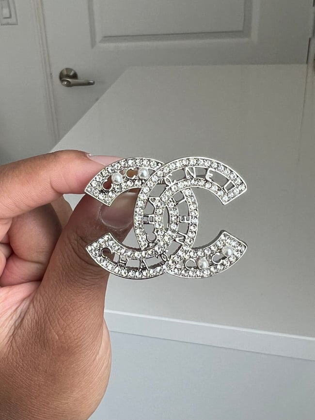 DOUBLE CC BROOCH IN SILVER