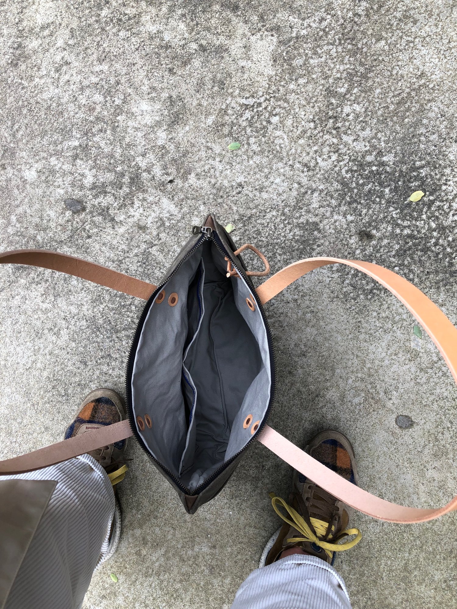 Image of Tote bag made in waxed canvas with vegtable tanned leather shoulder straps