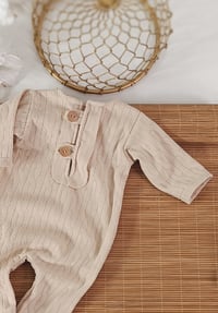 Image 2 of Newborn onesie for photoshoot | Bill | beige | fotorequisiten | accessoires photo