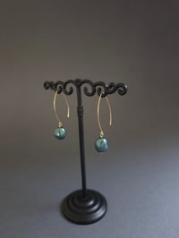 Image 2 of Boucles d'oreilles perle nacrée bleu pétrole