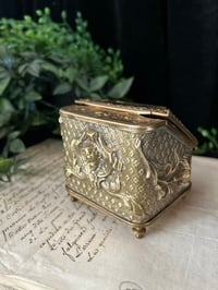 Image 14 of Magnifique boite à bijoux en verre et laiton et soie capitonnée rouge. XIXème s.