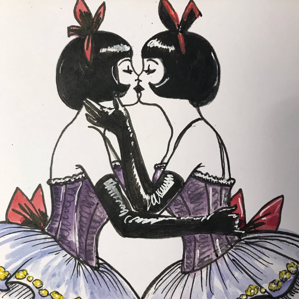 Image of Alice/Loulou kissing 