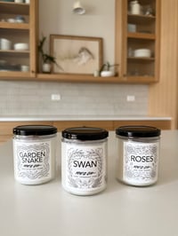 Image 2 of 8oz Roses Scented Candle