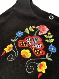 Image 13 of Festkjole med bunadsbroderi