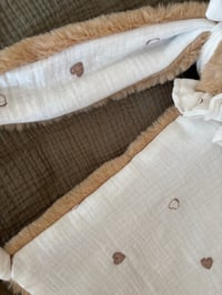 Image 2 of DOUDOU ENVELOPPANT CŒUR BRODÉ 