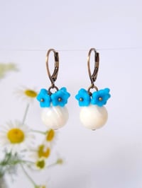 Image 3 of Boucles d'oreilles nacre et fleurs bleues 