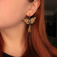 Image 5 of Pendientes Polilla Calavera Dorada