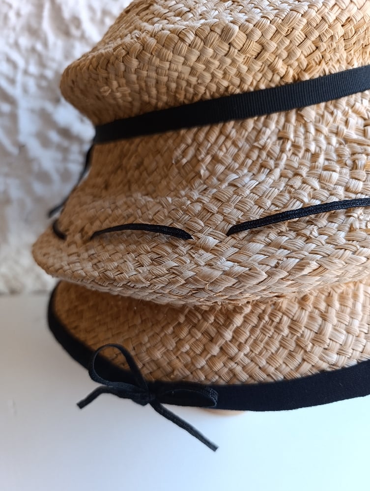 Image of Cappello Abat-jour dettagli neri