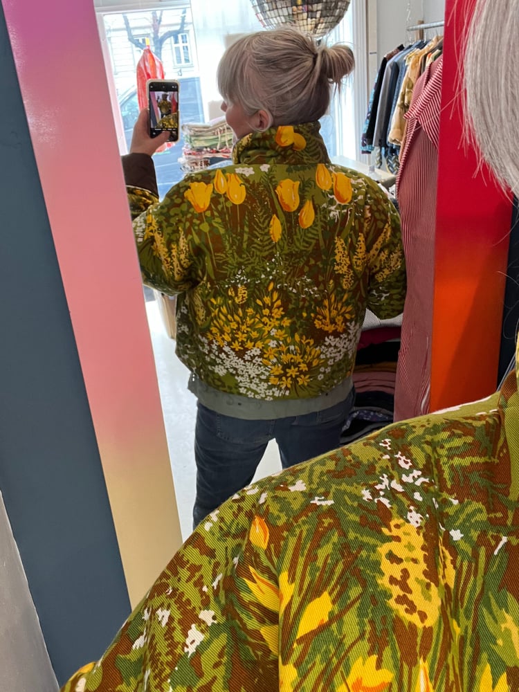 Image of Kort jakke med gule tulipaner (s-l)