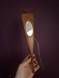 Image 4 of Magnifique éventail cocarde, en bois d’olivier, papier et miroir, 1880-1900.