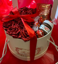 Image 2 of Artificial hat box with chocolates and Nutella 