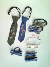 Image 1 of Tversoversløyfe og slips med bunadsbroderi Nordland