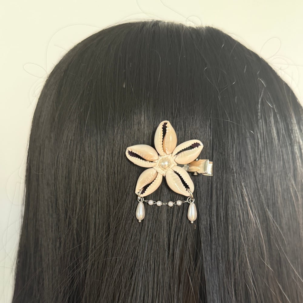 Image of Shell Flower Single Clip
