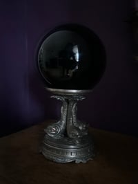 Image 3 of Superbe boule noire de 15 cm de diamètre sur un incroyable support en bronze argenté, début 1900